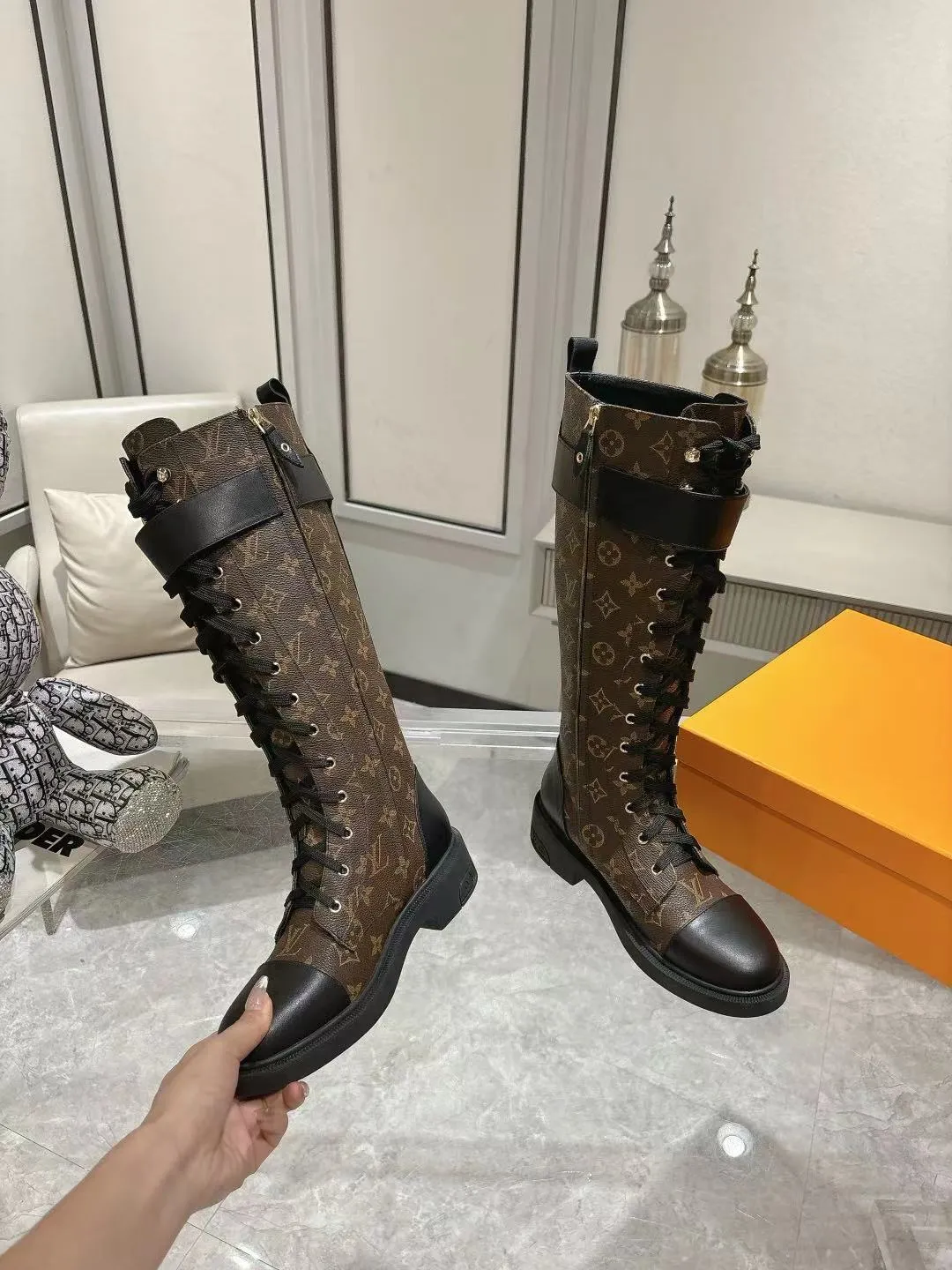 👟👟Ex-factory price 720👟👟 Louis Vuitton Louis Vuitton 2024 autumn and winter high-end customization, catwalk style of major celebrity Internet celebrities, century-old classic, exquisite craftsmanship, comfortable on the feet, side zipper design for easy putting on and taking off. This Citizen flat boots are made of smooth cow leather to demonstrate military style, and the adjustable strap embellished with the LV Capucines logo pays tribute to the Capucines handbag. The LV monogram embossed on the heel subtly echoes the Lozine trim of Louis Vuitton’s traditional trunks. Fabric: Full-grain cowhide Lining: Cowhide Buckle: Original molded outsole Original molded Color: Black Brown Code number 36 to 40 (41 to 42 can be customized and non-refundable) Bosses are welcome to make orders